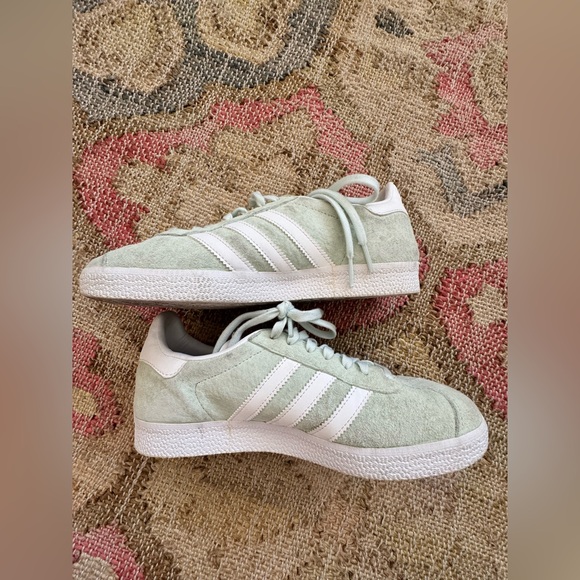 Adidas original Gazelle “ice mint” Women's Sneaker Size EUC